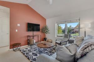 una sala de estar con un sofá y una mesa en Cozy Home with Sauna in Glenwood Springs, en Glenwood Springs
