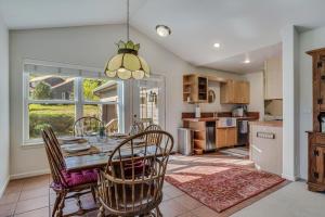 comedor con mesa y sillas en la cocina en Cozy Home with Sauna in Glenwood Springs, en Glenwood Springs
