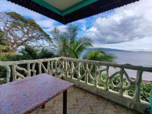 Sea Forest Resort في Sibulan: طاولة على شرفة مطلة على المحيط