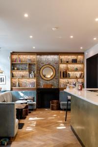 a living room with a bar and a couch at Hôtel Léopold - Orso Hotels in Paris
