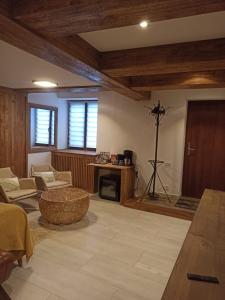 ブラショヴにあるPensiunea Casa Crantaの木製の天井と暖炉のある広いリビングルーム