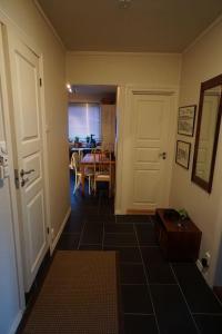 een hal met een kamer met een eetkamer bij Apartement in Drammen close to the main city in Drammen