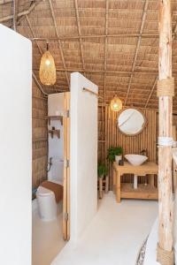 北芭堤雅的住宿－The Pattaya Glamper，一间带卫生间和水槽的浴室