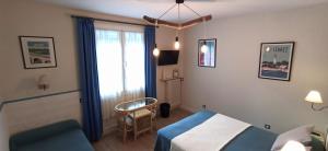 Ένα ή περισσότερα κρεβάτια σε δωμάτιο στο Hôtel La Résidence