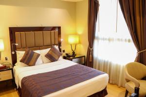 Cama o camas de una habitación en Premium Strato Hotel