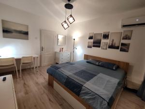 - une chambre avec un lit, une table et un bureau dans l'établissement Stan na dan Brcko centar grada, à Brčko