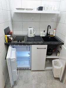 布爾奇科的住宿－Stan na dan Brcko centar grada，一间带水槽和冰箱的小厨房