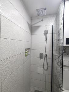 布爾奇科的住宿－Stan na dan Brcko centar grada，浴室里设有玻璃门淋浴