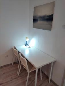 布爾奇科的住宿－Stan na dan Brcko centar grada，一张带两把椅子的白色桌子和一盏灯