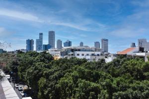 Pemandangan umum bagi Tel Aviv atau pemandangan bandar yang diambil dari apartmen