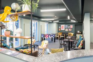 poczekalnia z krzesłami i stołami w restauracji w obiekcie Self Check-In Hotel David 22 w mieście St. Gallen