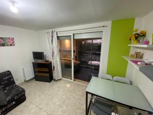 Kuchyňa alebo kuchynka v ubytovaní RESIDENCE Miranda