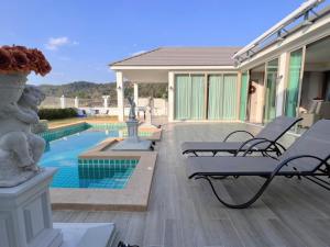 Bazén v ubytování Luxurious 4-Bedroom Pool Villa with Best Mountain Views nebo v jeho okolí