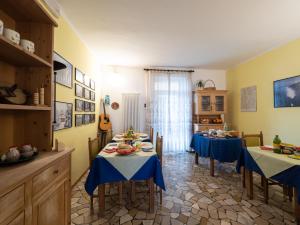 Ein Restaurant oder anderes Speiselokal in der Unterkunft B&B Benvenuti - Dolomiti di Brenta 