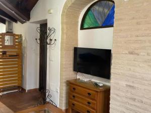 TV a/nebo společenská místnost v ubytování Buhardilla de Wallada Córdoba