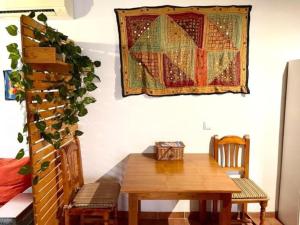 een eetkamer met een tafel en een kleed aan de muur bij Buhardilla de Wallada Córdoba in Córdoba
