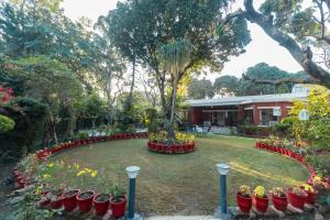 un jardín con un ramo de flores en un patio en SaffronStays Doon Garden Villa - near Doon School and Mall Road en Dehradun
