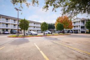 un parking vide devant un bâtiment dans l'établissement InTown Suites Extended Stay Select Houston TX - Stafford, à Stafford