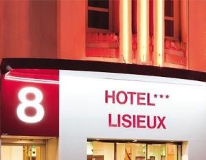 una señal de hotel frente a un edificio en HOTEL DE LISIEUX, en Lourdes