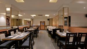 En restaurant eller et spisested på Ekaa Keys By Bestinn Leisure - Banglore + 23 bilder