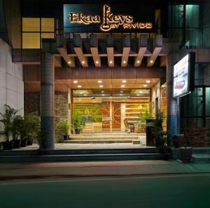 Hotel Ekaa Keys By Rivido - Hosur Main Road, Kudlu Gate في بانغالور: لوبي فندق مع مفاتيح ايغر سيتي