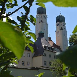 een gebouw met twee torens erop bij Gästehaus Klosterhof Schweiklberg in Vilshofen an der Donau