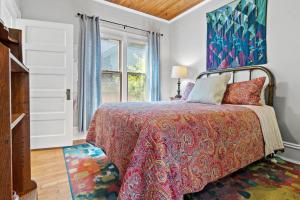 - une chambre avec un lit et une fenêtre dans l'établissement Callie's Cottage, à Boise