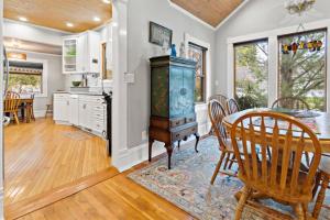 een keuken en eetkamer met een tafel en stoelen bij Callie's Cottage in Boise