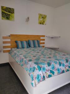 1 dormitorio con 1 cama con cabecero de madera en The Perfect Getaway en Grand Baie