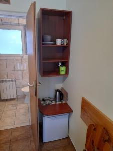 uma pequena cozinha com um balcão e um lavatório em Pokoje gościnne Kozica em Zakopane