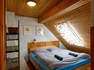 ein Schlafzimmer mit einem Bett in einer Holzhütte in der Unterkunft Chalupa v Meziluzi in Meziluží