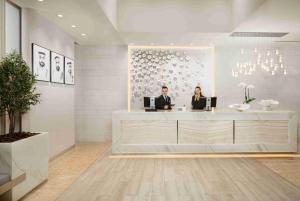 Επισκέπτες που μένουν στο Beach Rotana – All Suites +18 φωτογραφίες