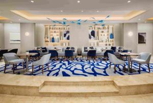 Χώρος καθιστικού στο Beach Rotana – All Suites