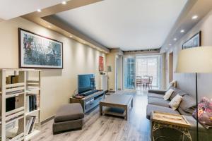 un soggiorno con un divano e una TV di Appartement T4 Centre Ville Séte tout confort 3 chambres a Sète