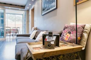 un soggiorno con divano e tavolo con radio di Appartement T4 Centre Ville Séte tout confort 3 chambres a Sète