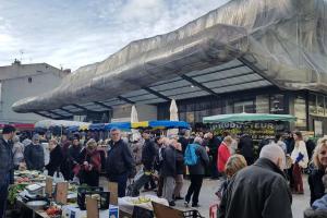 a crowd of people walking around an outdoor market at Appartement T4 Centre Ville Séte tout confort 3 chambres in Sète
