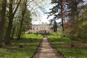 un camino frente a un edificio en un parque en Pałac Biedrusko en Poznan