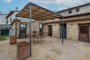 an outdoor patio with a wooden pergola at Casa di Campagna in Colle Val D'Elsa