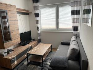 een woonkamer met een bank en een tv bij Appartement Melanie in Wagrain