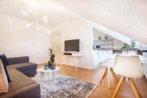 a living room with a couch and a table at CenterApartment, WIFI, SmartTV, full Kitchen, Netflix, Pottbude in Essen in Essen