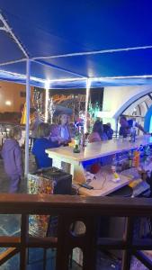 een groep mensen die 's nachts aan een bar zitten bij Uni sharm aqua park in Sharm El Sheikh
