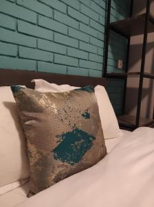 - un oreiller assis au-dessus d'un lit blanc dans l'établissement tbilicity hotel, à Tbilissi