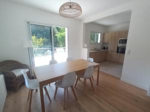 Kuchyňa alebo kuchynka v ubytovaní Arcachon Jolie maison de vacances avec 4 chambres et grand jardin