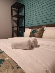 - un lit blanc avec une serviette dans l'établissement tbilicity hotel, à Tbilissi