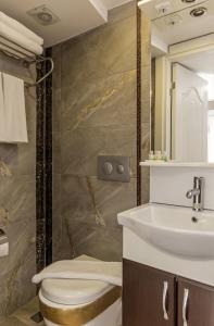 ein Badezimmer mit Toilette und Waschbecken in der Unterkunft Carvan hotel in Istanbul