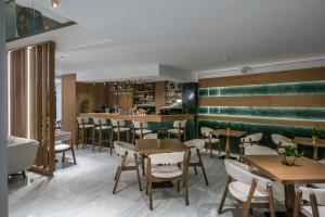 un ristorante con tavoli e sedie e un bar di Dimargio Luxury Hotel & Spa a Heraklion