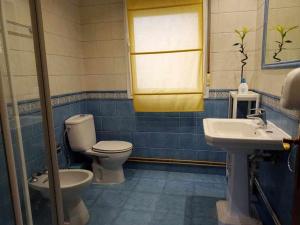 ein Bad mit einem WC und einem Waschbecken in der Unterkunft FlipHouse Rooms Pensión in Bilbao
