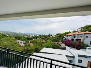 balcone con vista sulla città. di CHARLCEDOON MANSIONS a Windhoek