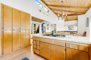 une cuisine avec des armoires en bois et un comptoir dans l'établissement Urban Escape, à Sea Ranch