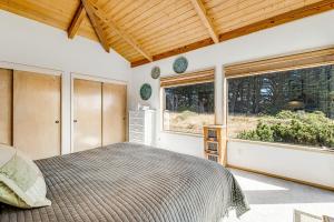 une chambre avec un lit et une grande fenêtre dans l'établissement Urban Escape, à Sea Ranch